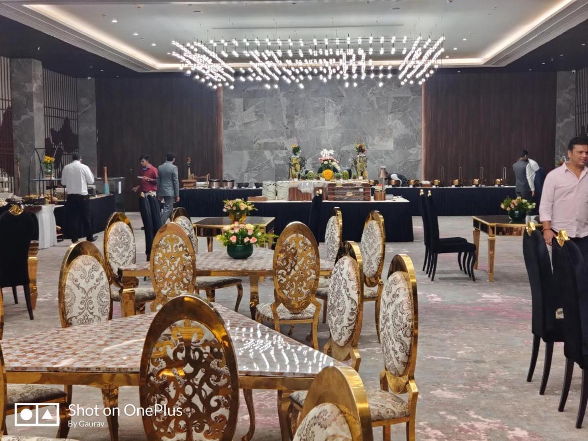 The Amore Surat Hotell Eksteriør bilde