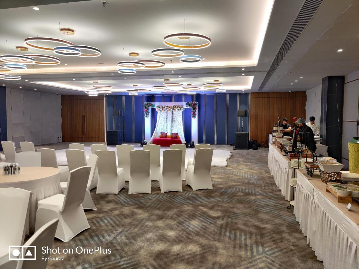 The Amore Surat Hotell Eksteriør bilde