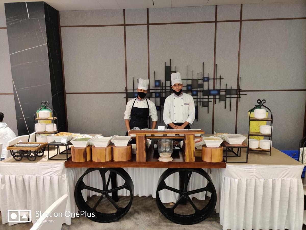 The Amore Surat Hotell Eksteriør bilde