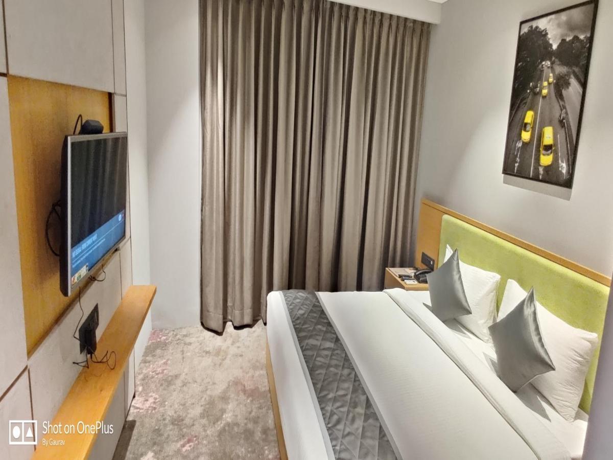 The Amore Surat Hotell Eksteriør bilde