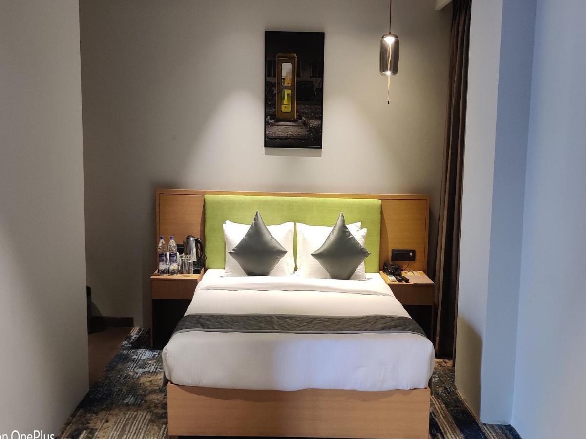 The Amore Surat Hotell Eksteriør bilde