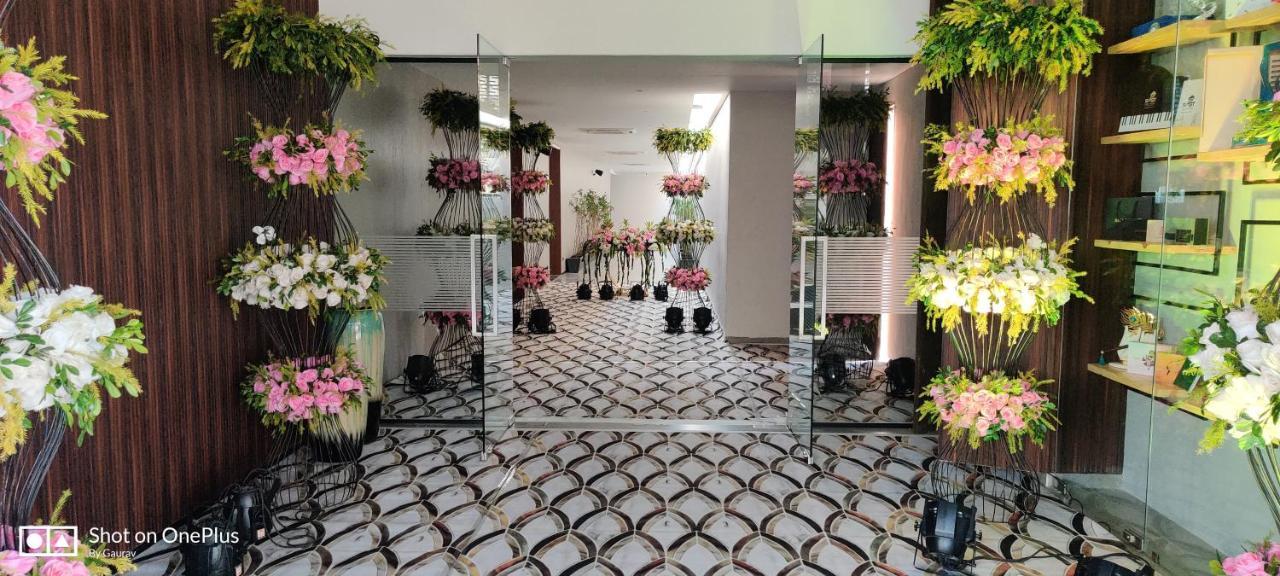 The Amore Surat Hotell Eksteriør bilde