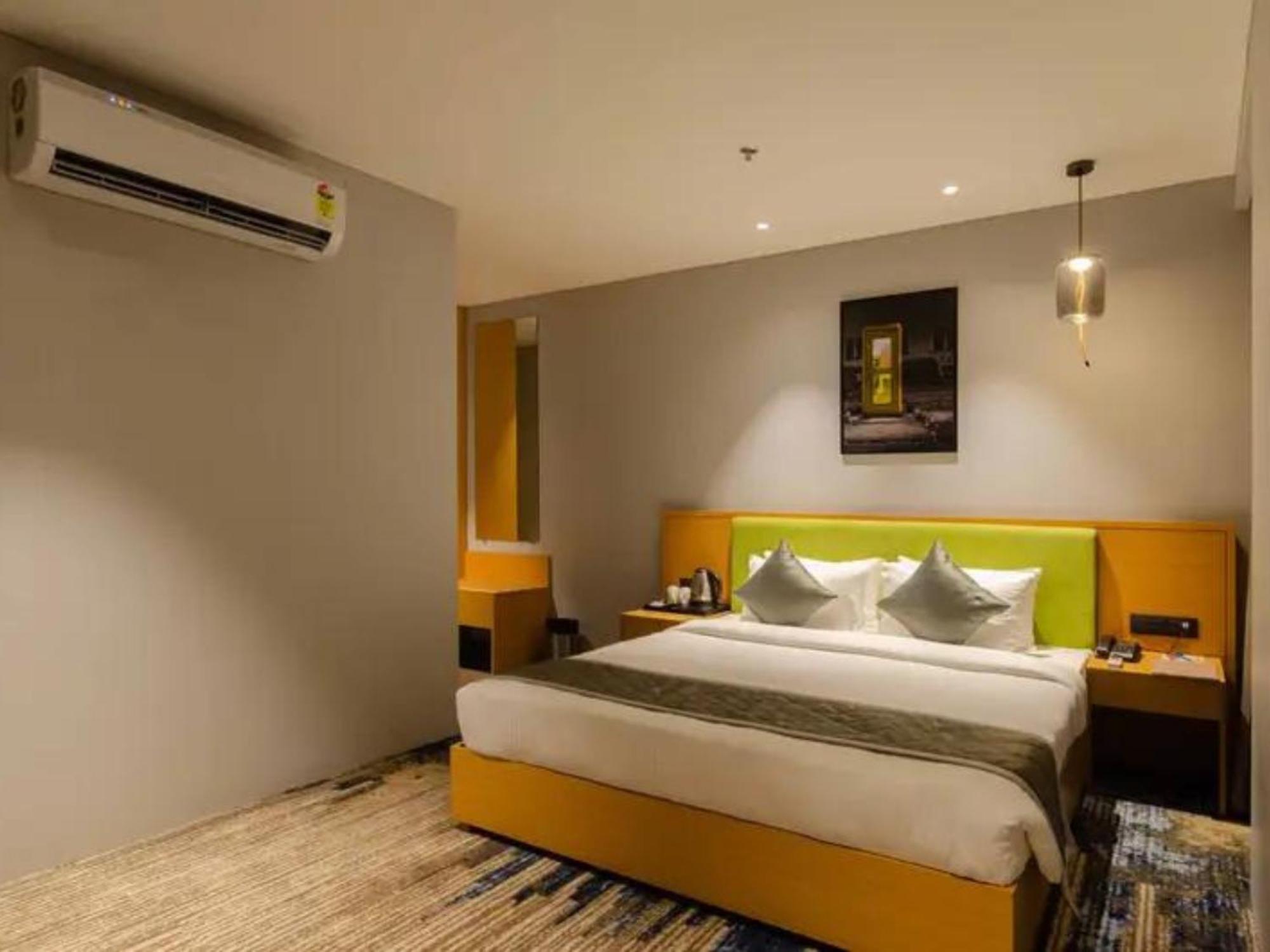 The Amore Surat Hotell Eksteriør bilde