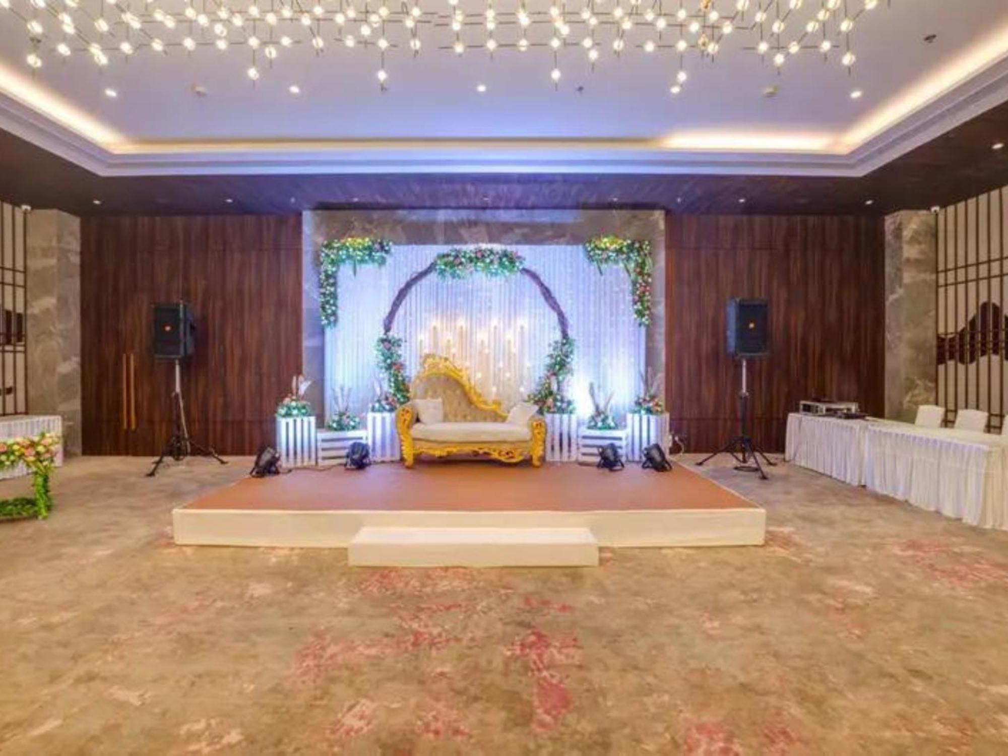 The Amore Surat Hotell Eksteriør bilde