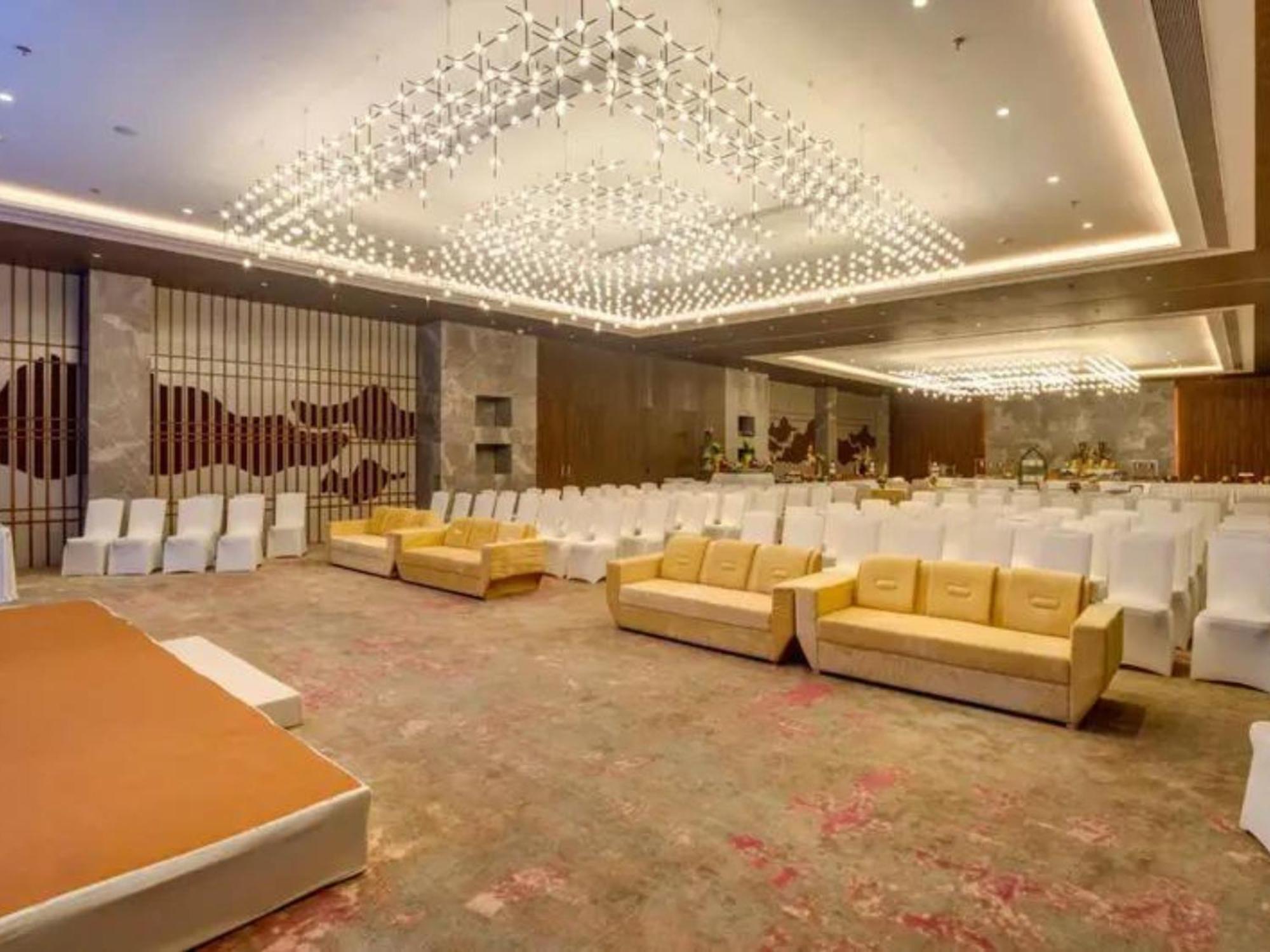 The Amore Surat Hotell Eksteriør bilde