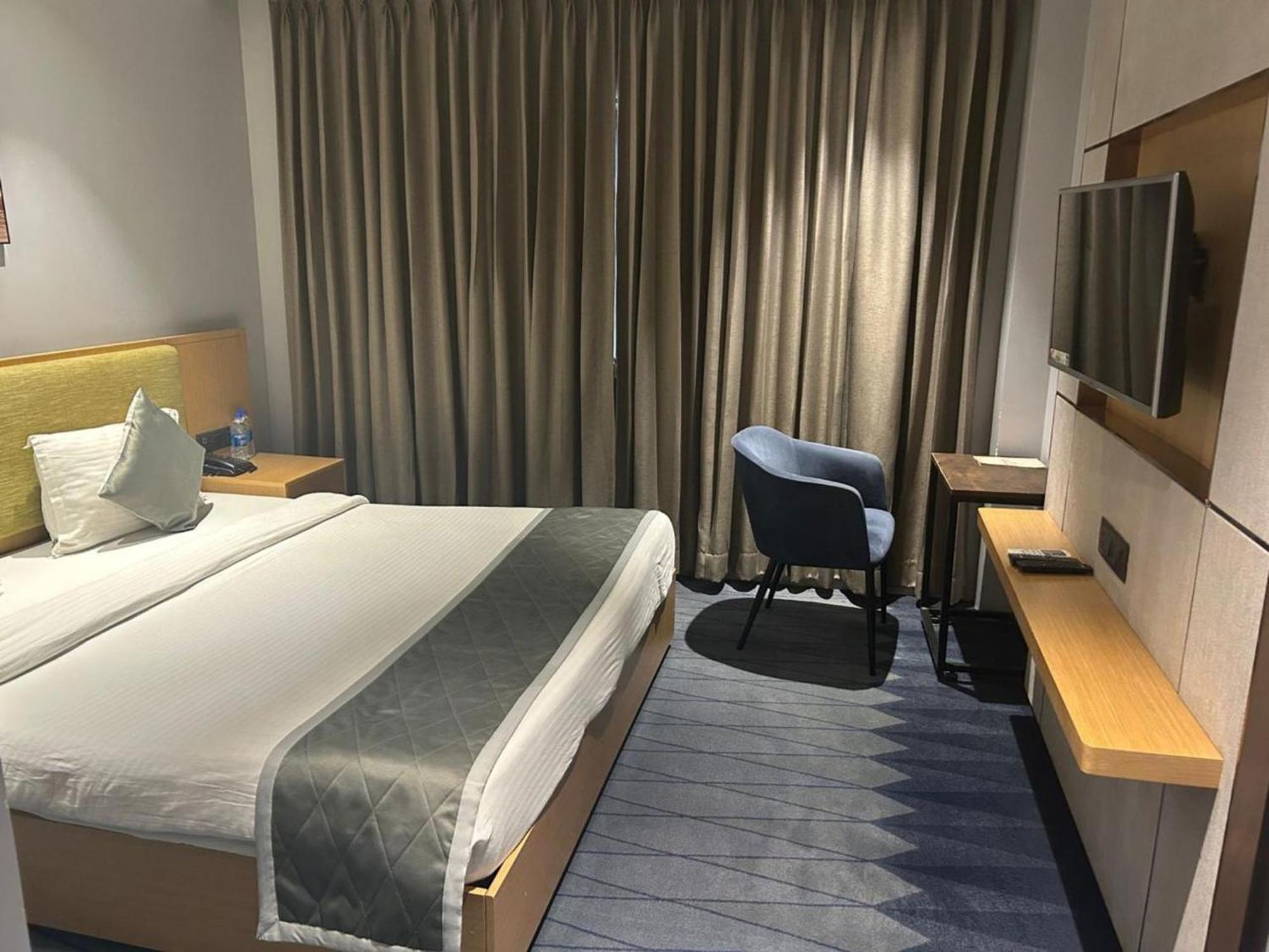 The Amore Surat Hotell Eksteriør bilde